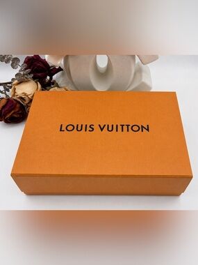 Louis Vuitton Large Magnetic Box
Approx 10.9” x 7” Authentic LV Packaging✨✨